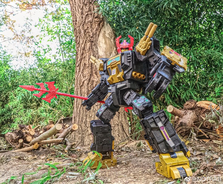 Transformer Generation Selects Titan Black Zarak In Hand Image  (8 of 13)